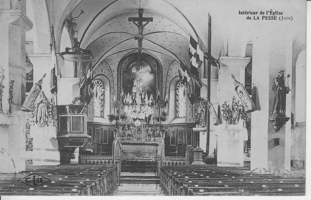 Carte postale montrant l'intérieur de l'église de La Pesse